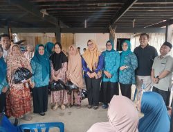 Ketua Tim  Penggerak PKK Kabupaten Barru  Bersama Pengurus Membawa Bantuan Ke Palanro.