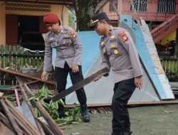 Personel Polres Barru Laksanakan Pemulihan Pasca Bencana Angin Kencang di Palanro,Kab Barru