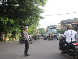 Beri Rasa Aman, Polres Parepare Kembali Turunkan Personilnya di Pagi Hari Lakukan Pengendalian Arus Kendaraan