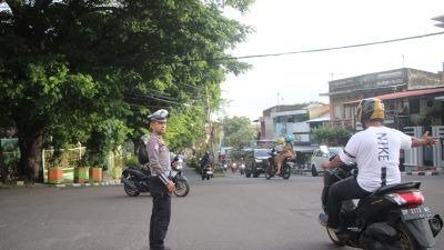 Beri Rasa Aman, Polres Parepare Kembali Turunkan Personilnya di Pagi Hari Lakukan Pengendalian Arus Kendaraan