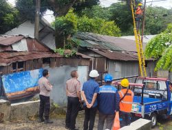 Petir Sebabkan Pohon Tumbang, Personil Polsek Ujung Kawal Penanganan di Jalan Ahmad Yani