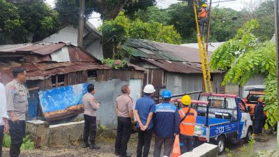 Petir Sebabkan Pohon Tumbang, Personil Polsek Ujung Kawal Penanganan di Jalan Ahmad Yani