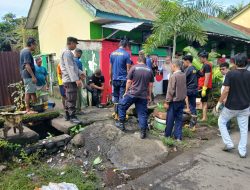 Bhabinkamtibmas Polsek Ujung Dampingi Pembersihan Selokan Buntu di Ujung Bulu