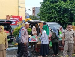 Di Tengah Antusias Warga, Bhabinkamtibmas Hadir di Pasar Murah Parepare