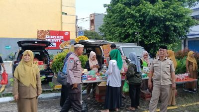 Di Tengah Antusias Warga, Bhabinkamtibmas Hadir di Pasar Murah Parepare