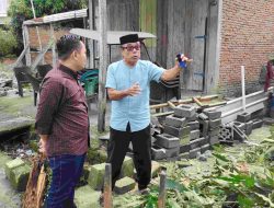 Kunjungi Rumah Warga yang Tertimpa Pohon,Ketua DPRD Polman Beri Bantuan Pribadi