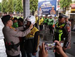 Jadikan Ojol Mitra Strategis, Sat Lantas Hibahkan Helm SNI Simbol Disiplin Taati Ketentuan Berlalu Lintas