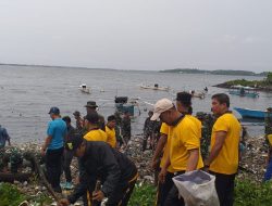 Dukung Instruksi Presiden, Aparat dan Warga Bersih-bersih Pantai di Parepare