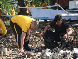 Aksi Bersih Pantai Dukung Gerakan Indonesia ASRI, Polisi di Parepare Gandeng Warga