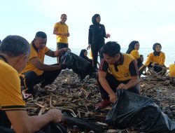 Polres Parepare dan Warga Bersihkan Bibir Pantai Lumpue, Dukung Gerakan Indonesia Asri
