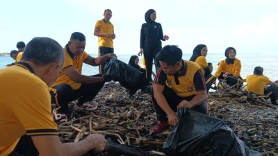 Polres Parepare dan Warga Bersihkan Bibir Pantai Lumpue, Dukung Gerakan Indonesia Asri