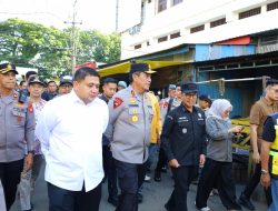 Kapolda Sulsel Bersama Gubernur Tinjau Harga Bahan Pokok di Pasar Terong Makassar