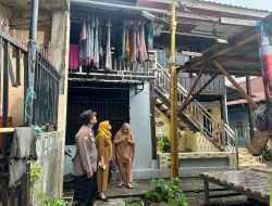 Bhabinkamtibmas Dampingi Aparat Kelurahan Periksa Lampu Lorong Warga yang Padam Empat Hari