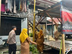 Bhabinkamtibmas Dampingi Aparat Kelurahan Cek Lampu Lorong Warga di Parepare