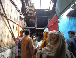Bhabinkamtibmas Dampingi Pendataan Rumah Rusak Diterjang Angin Kencang di Parepare