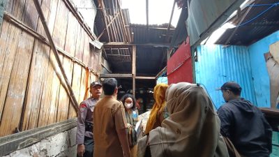 Bhabinkamtibmas Dampingi Pendataan Rumah Rusak Diterjang Angin Kencang di Parepare