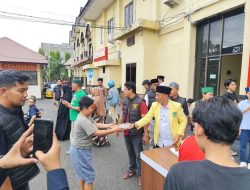Ramadhan Penuh Berkah, Polres Parepare Bersama LSM dan OKP Bagi Takjil Untuk Jelang Berbuka