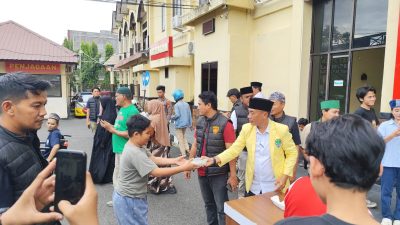 Ramadhan Penuh Berkah, Polres Parepare Bersama LSM dan OKP Bagi Takjil Untuk Jelang Berbuka