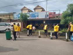 Jaga Kerapian dan Kenyamanan, Personel Polres Gowa Bersihkan Lingkungan Kantor