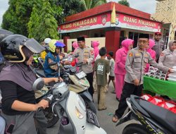 Personel Polres Barru Bersama Bhayangkari Berbagi Takjil kepada Pengendara di Depan Mako Polres