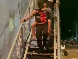 POLRES BARRU TUNJUKKAN AKSI HUMANIS, PERSONEL SABHARA BANTU LANSIA TURUN DARI KAPAL