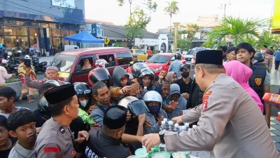 Kapolres Parepare Gandeng Pemain PSM Makassar Bagi-bagi Takjil di Jalan Raya