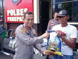 Polres Parepare Salurkan Zakat Fitrah Personel kepada 100 Warga, Gandeng Baznas