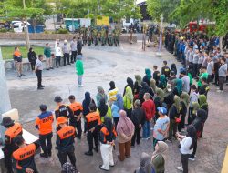Polres Parepare Kerahkan Personel, Sinergi Bersih Pantai Cempae Bersama TNI dan Pemkot