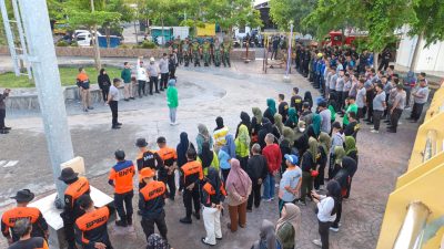 Polres Parepare Kerahkan Personel, Sinergi Bersih Pantai Cempae Bersama TNI dan Pemkot
