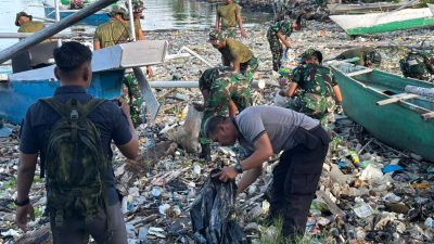 Gerakan Indonesia Asri, Polres Parepare Bersama TNI dan Pemkot Aksi Bersihkan Pantai Cempae
