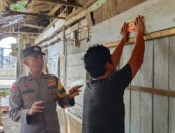 Pro Aktif, Bhabinkamtibmas Polsek KPN Sosialisasikan Layanan 110, Pasang Stiker di Rumah Warga