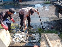 Peduli Lingkungan, Bhabinkamtibmas di Parepare Bantu Pembersihan Selokan