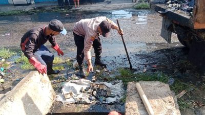 Peduli Lingkungan, Bhabinkamtibmas di Parepare Bantu Pembersihan Selokan