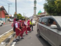 Pengaturan Siang, Polisi Lalu Lintas di Parepare Beri Perlindungan Keselamatan Bagi pelajar Saat Jam Pulang Sekolah