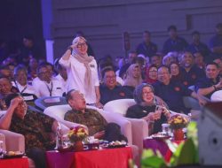 Mentan Amran sebut, “Ini Bupati Barru paling rajin berkomunikasi dengan Pusat, makanya tidak heran kalau bantuan pusat banyak turun ke Barru”.