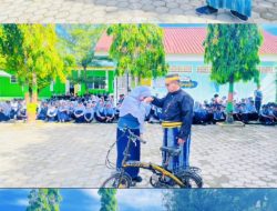 Siswi SMP 1 Mattiro Sompe Mendapat Bantuan Sepeda pada Momentum Hardiknas