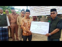 Bupati Polman Serahkan Satu Ekor Sapi Kurban Milik Presiden RI Kepada Panitia Mesjid Jami