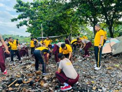 Maknai Hari Buruh, Personel Polres Parepare Lakukan Aksi Bersih Bersih Pantai