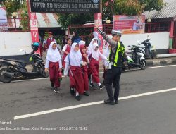 Pengendalian Arus Kendaraan, Polisi Lalu Lintas di Parepare Kembali Berikan Perlindungan Bagi Pejalan Kaki dan Pelajar