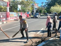 Peduli Kebersihan, Bhabinkamtibmas Polsek KPN Kembali Berpartisipasi Bersih-Bersih Lingkungan Bersama Perangkat kelurahan Ujung Sabbang