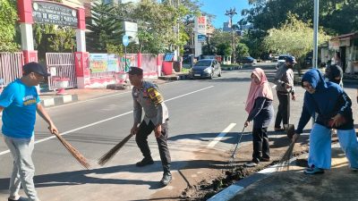 Peduli Kebersihan, Bhabinkamtibmas Polsek KPN Kembali Berpartisipasi Bersih-Bersih Lingkungan Bersama Perangkat kelurahan Ujung Sabbang