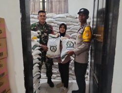 Bhabinkamtibmas dan Babinsa Dampingi Penyaluran Bantuan Beras Pemerintah di Ujung Lare