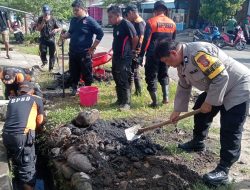 Bhabinkamtibmas dan Babinsa di Parepare Lakukan Kerja Bakti, Bantu  Pembersihan Lokasi Terdampak Banjir bersama BPBD dan Damkar