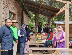 Penyerahan Bantuan Sembako Di Kecamatan Mapilli Berkat Kolaborasi Anatara Dinsos Dengan  Relawan
