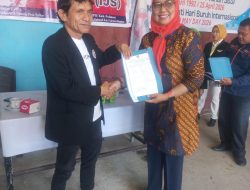 Kepala Badan Kesbangpol Polman Serahkan SKK IJS DPW Kabupaten Polman