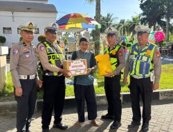 SAMBUT HARI BHAYANGKARA KE-80, SATLANTAS POLRES BARRU SALURKAN BANTUAN SOSIAL KEPADA WARGA KURANG MAMPU