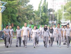 Jaga Kondisi Bugar, Personel Polres Parepare Kembali Lakukan Jalan Sehat Selasa Pagi