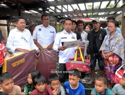Bupati Sidrap Datangi Lokasi Kebakaran di Talumae, Serahkan Bantuan dan Imbau Warga Tingkatkan Kewaspadaan