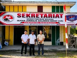 Lurah Pasangkayu Serahkan dan Pandu Pemasangan Umbul-Umbul di Sekretariat IJS Pasangkayu