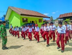 Menyongsong HUT Ke-81 RI, Satgas TMMD Ke-129 Kodim 1404/Pinrang Bina Disiplin Murid SDN 245 Pinrang Pake Latihan PBB